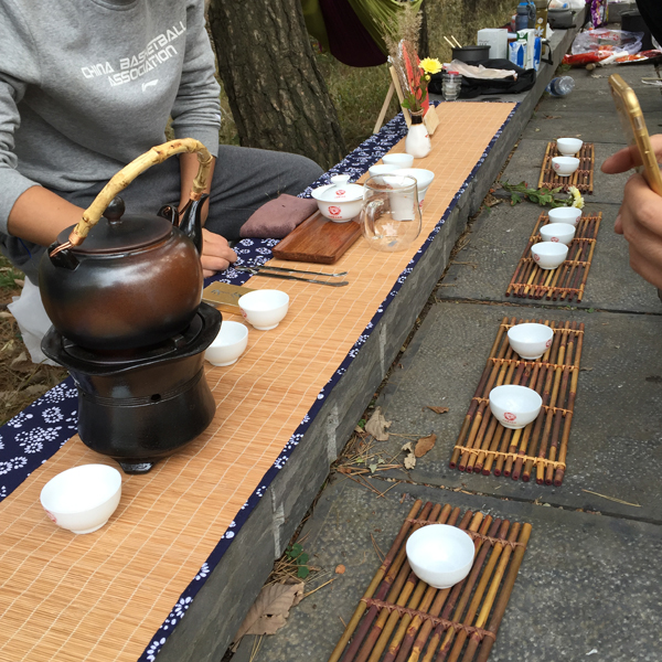 73我作证：进入镜头的那个土豪金手机是康柏曼石砖胡小洁女士的.JPG